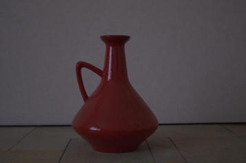 Retro design vaas in felrood keramiek met handvat beschikbaar voor biedingen