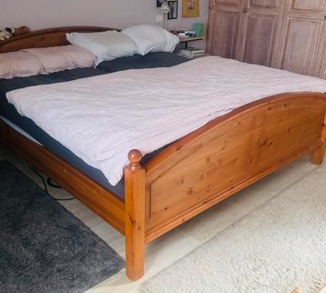 Ikea bedkader en nachtkastje van grenen hout! beschikbaar voor biedingen