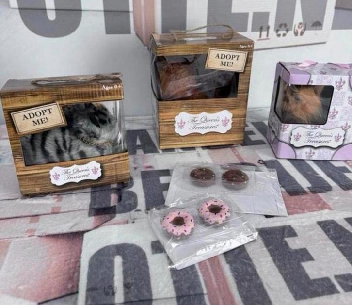 3X The Queen's Treasures Adopt Me hond kat poppen - Queens, Verzamelen, Koningshuis en Royalty, Nieuw, Overige typen, Ophalen of Verzenden