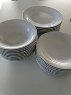 Young borden en koffie set, Huis en Inrichting, Keuken | Servies, Ophalen, Gebruikt, Effen, Bord(en)
