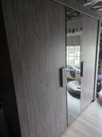 Grote kleerkast, Enlèvement