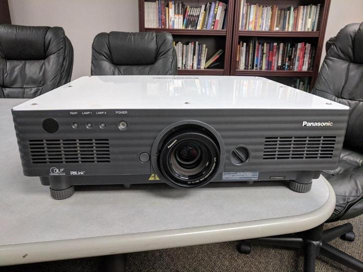 PRO Beamer - Panasonic PT-D5700E - Zeer Helder Beeld!, Audio, Tv en Foto, Beamers, Zo goed als nieuw, DLP, Ophalen