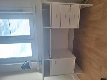 Wit kinderbureau met lades beschikbaar voor biedingen