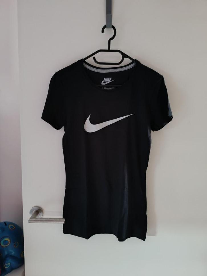 Slim fit shirt van Nike, Kleding | Dames, Sportkleding, Zo goed als nieuw, Maat 36 (S), Zwart, Ophalen of Verzenden