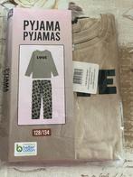 Nieuwe Pyjama ' Love ' Maat 128 / 134, Kinderen en Baby's, Kinderkleding | Maat 128, Ophalen of Verzenden, Nieuw, Nacht- of Onderkleding