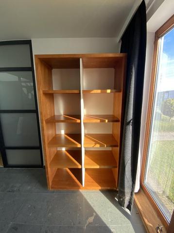 Open kast voor boeken en/of LP's beschikbaar voor biedingen