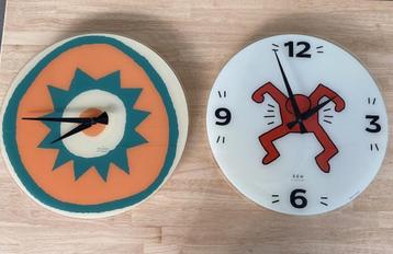Set van 2 leuke kleurrijke wandklokken  beschikbaar voor biedingen