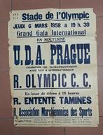 Affiche voetbal 1958 Praag Stade Olympic Charleroi, Verzamelen, Posters, Sport, Gebruikt, Ophalen of Verzenden
