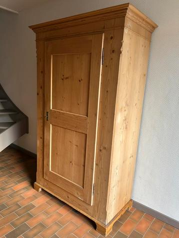 Antiek grenen kledingkast beschikbaar voor biedingen