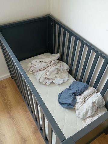 Babybed met matras, matrasbeschermers (4) en hoeslakens (4) beschikbaar voor biedingen