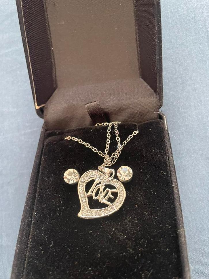 LOVE hartset: halsketting + oorbellen met etui, Handtassen en Accessoires, Kettingen, Nieuw, Zilver, Zilver, Met hanger, Ophalen of Verzenden