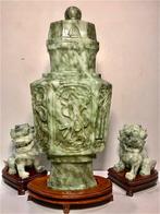 VASE EN NÉPHRITE EN JADE ASIATIQUE SCULPTÉ FIN XIXE, Enlèvement ou Envoi