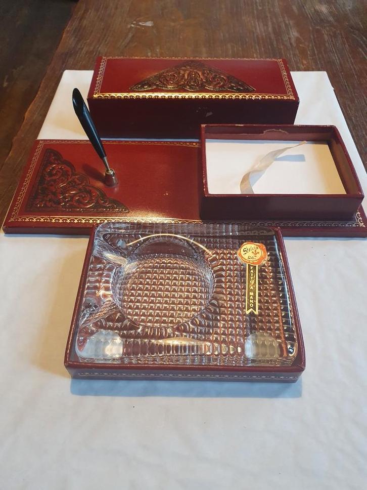 Bureauset in leder met asbak van stelvia kristal., Antiek en Kunst, Antiek | Glaswerk en Kristal, Ophalen of Verzenden