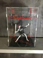 Artheos - Vitrine Banksy Supreme Louis Vuitton, Ophalen of Verzenden