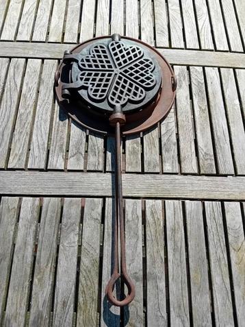 Gaufrier, gaufrier ancien, barbecue, gaufrier en forme de cœ, Enlèvement ou Envoi, Comme neuf