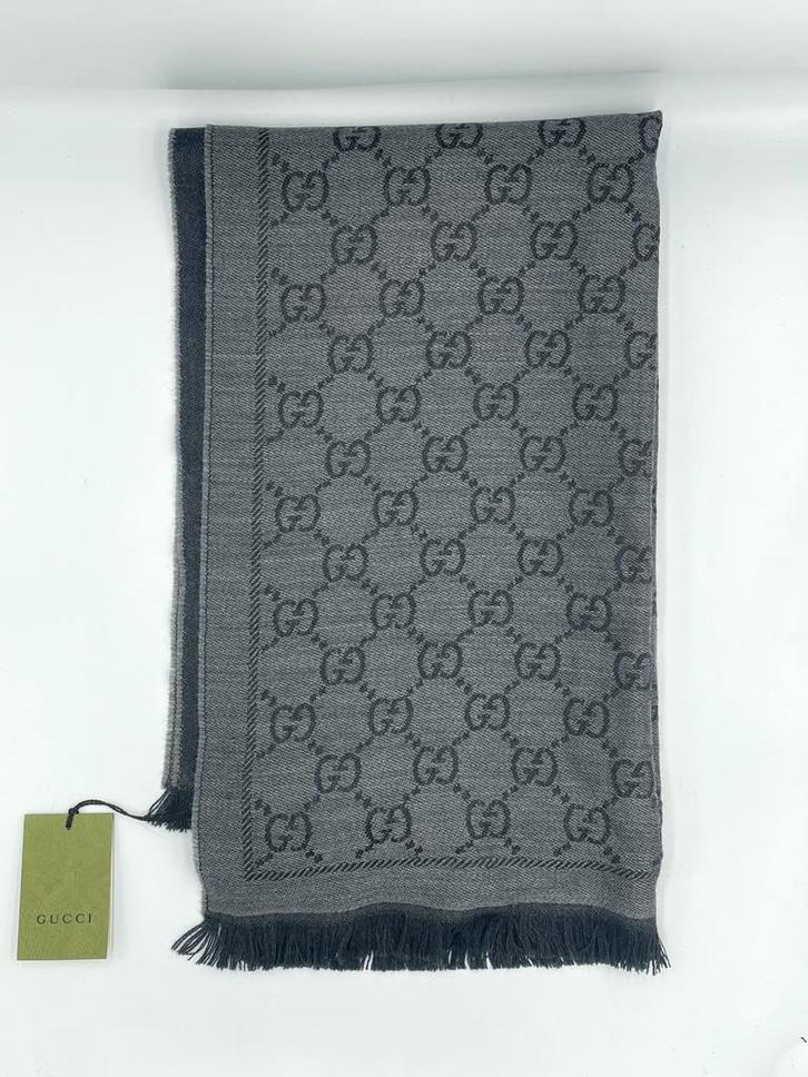 Nieuwe omkeerbare zwarte sjaal met Gucci-monogrammen 48x180, Kleding | Dames, Mutsen, Sjaals en Handschoenen, Nieuw, Sjaal, Maat 38/40 (M)