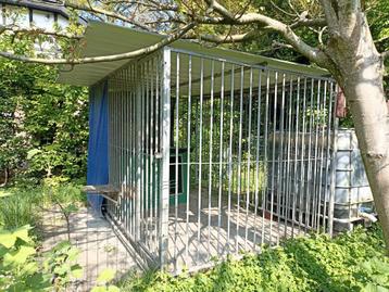 Hondenren met dak beschikbaar voor biedingen