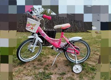 Meisjesfiets met steunwieltjes beschikbaar voor biedingen