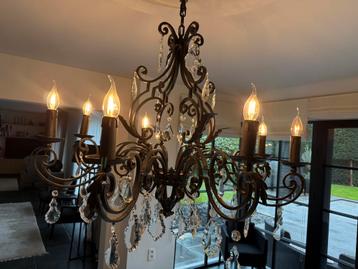 2 zwarte smeedwerken kristallen kroonluchters beschikbaar voor biedingen