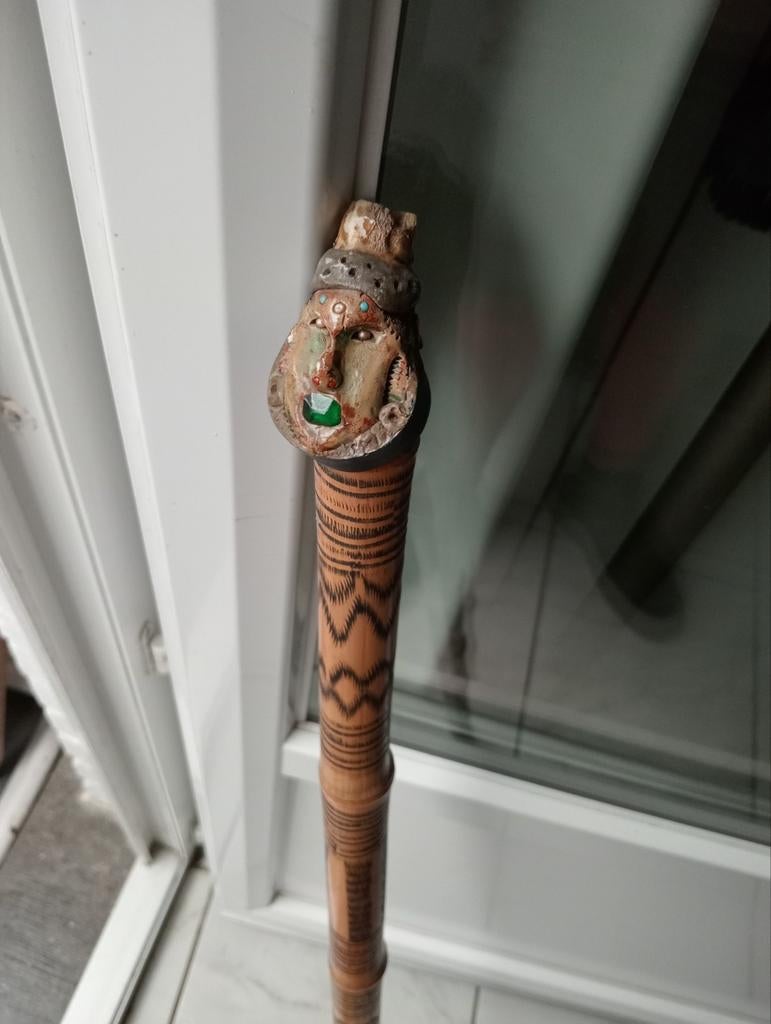 Ancienne canne de missionnaire d' Afrique noire incrustée de, Enlèvement ou Envoi