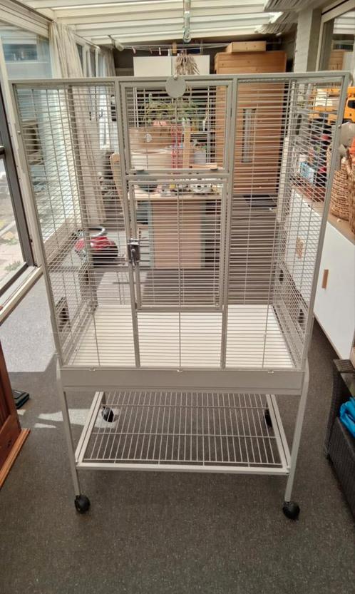 Cage à oiseaux sur roulettes en platine Montana Madeira., Animaux & Accessoires, Oiseaux | Cages & Volières, Comme neuf, Cage à oiseaux
