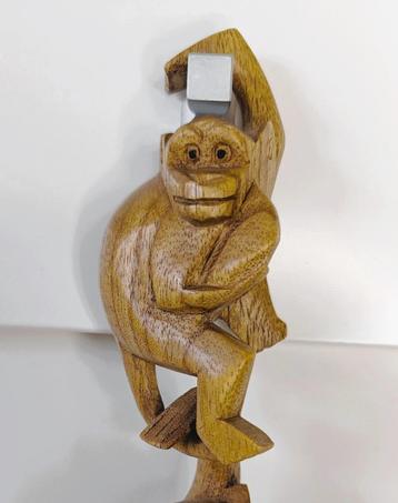 2 houten aapjes als muurdecoratie beschikbaar voor biedingen