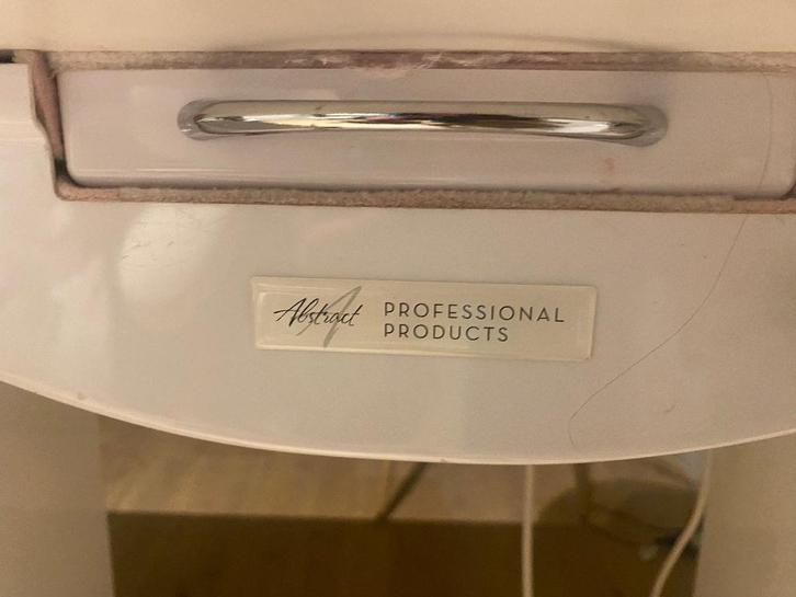 ABSTRACT-witte nageltafel met ingebouwde afzuiging, Electroménager, Équipement de Soins personnels, Utilisé, Soin des mains et des pieds