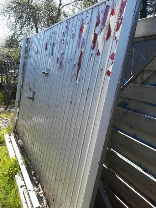 Een grote metalen garagedeur met een kleine deur, Doe-het-zelf en Bouw, Raamkozijnen en Schuifdeuren, Gebruikt, Overige typen