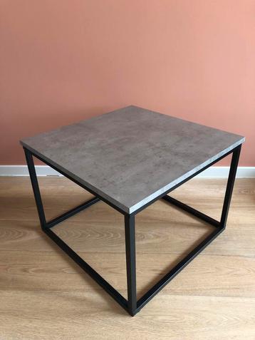 Grijze salontafel beschikbaar voor biedingen