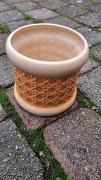 keramische plantenpot met een rotan-achtig patroon., Tuin en Terras, Ophalen, Zo goed als nieuw
