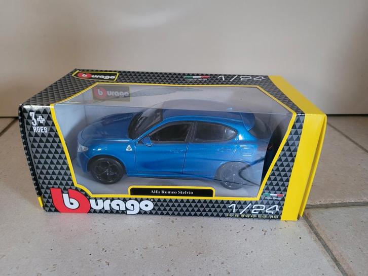 Alfa Romeo Stelvio: Burago 1:24 blauw, Hobby en Vrije tijd, Modelauto's | 1:24, Zo goed als nieuw, Burago, Ophalen of Verzenden