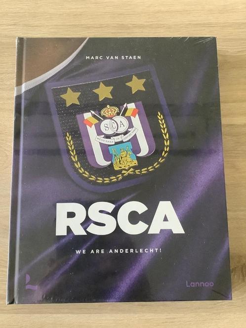 RSCA We are Anderlecht!, Livres, Livres de sport, Neuf, Sport de ballon, Enlèvement ou Envoi