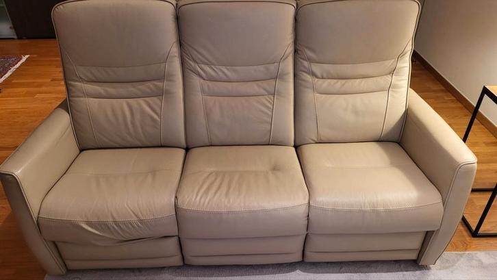 Canapé en cuir beige avec 2 relax electriques, Maison & Meubles, Fauteuils, Comme neuf, Cuir, Enlèvement