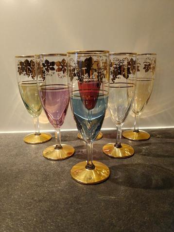 Champagneglazen gekleurd met goud belegd beschikbaar voor biedingen