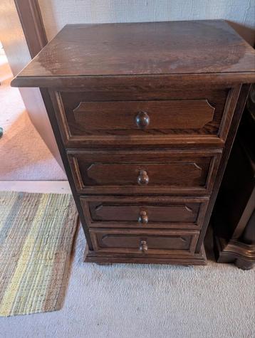 Vintage houten ladekast met 4 lades – €30 beschikbaar voor biedingen