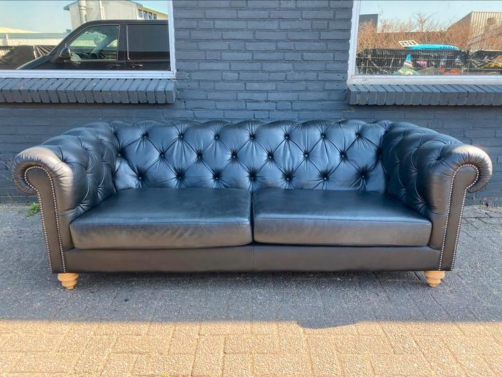 Engelse Chesterfield zetel zwart GRATIS GELEVERD, Huis en Inrichting, Zetels | Voetbanken en poefs, Leer, Ophalen of Verzenden