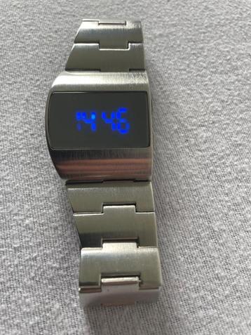 Futuristisch LED-horloge met roestvrijstalen band beschikbaar voor biedingen