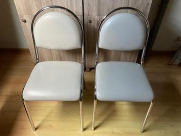 2 stoelen lichtgrijs leer en chroom 