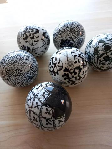 Decoratieve bollen in steen beschikbaar voor biedingen