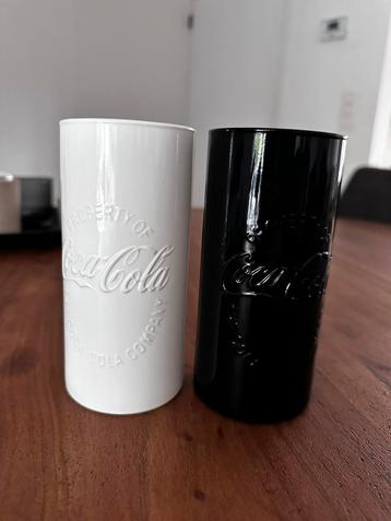 Collection Coca-Cola en verre blanc noir 2 pièces disponible aux enchères