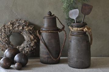 Oude houten Himachal pot / Nepalese kruik beschikbaar voor biedingen