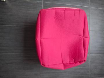 Roze poef mooie staat beschikbaar voor biedingen