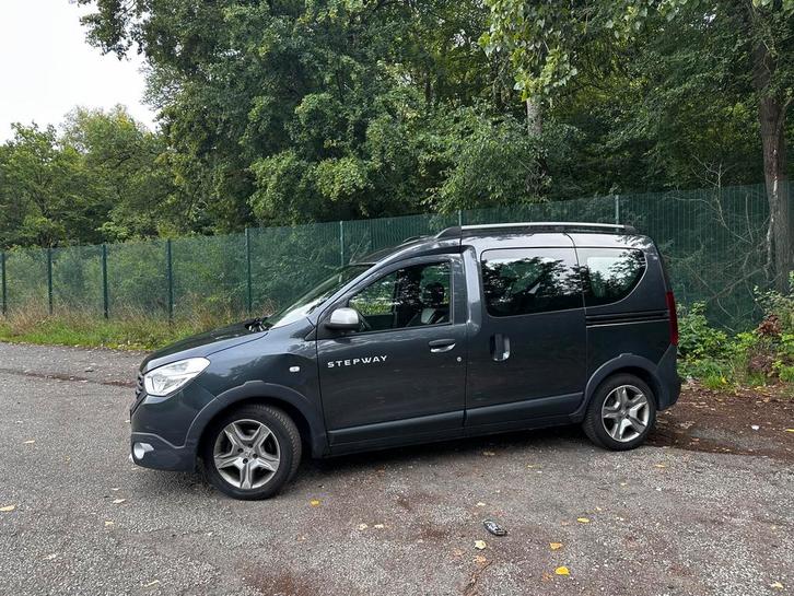 Dacia Dokker 1.5 BlueDci 95, Auto's, Dacia, Particulier, Dokker, Android Auto, Diesel, Euro 6, 5 deurs, Handgeschakeld, Zilver of Grijs