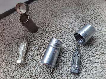 Reliekhouders van oude soldaten.Reliekschrijnen voor op reis beschikbaar voor biedingen