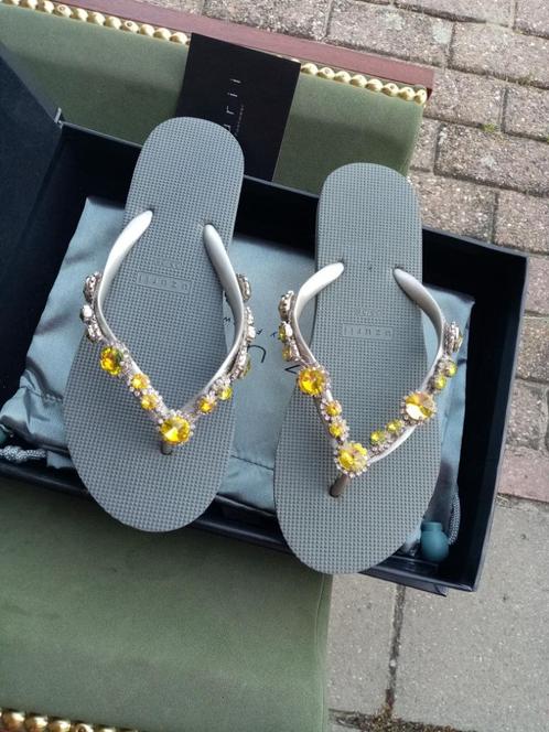 Dames Slippers Uzurii Mt35/36, Kleding | Dames, Schoenen, Nieuw, Slippers, Grijs, Ophalen of Verzenden