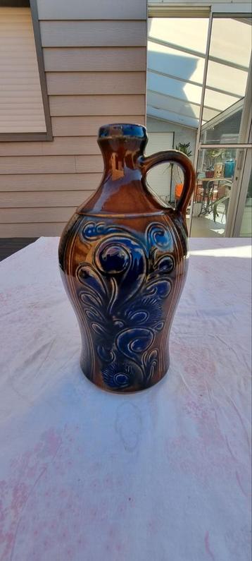 Blauwbruine terracotta vaas beschikbaar voor biedingen