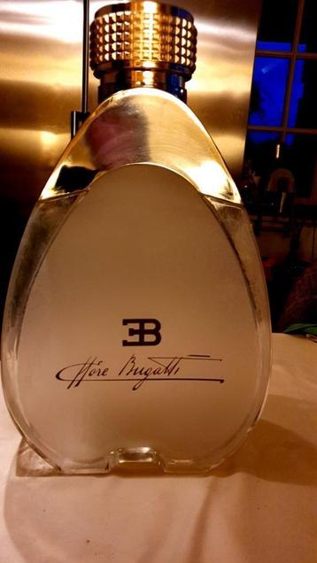 Gigantische Bugatti-parfum dummy. Factice Parfum Fles. De Fa