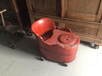 Antik kinderzitje beschikbaar voor biedingen