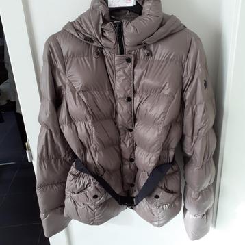 ESCADA Middengrijze korte donsjas Maat: 40 Prijs: € 7 beschikbaar voor biedingen