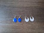 een paar blauwe oorringen - oorbellen, Handtassen en Accessoires, Oorbellen, Overige materialen, Hangers, Blauw, Ophalen of Verzenden